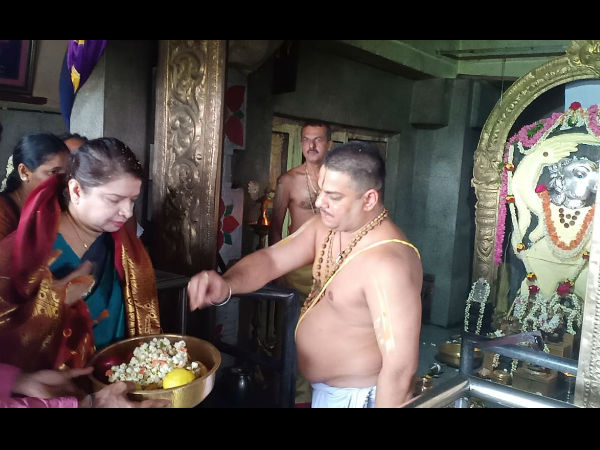ಆಂಜನೇಯಸ್ವಾಮಿ ದೇಗುಲದಲ್ಲಿ ಪೂಜೆ