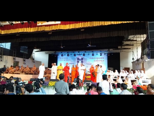 ಸಂತರ ಆಶೀರ್ವಚನ ಆಲಿಸಿದರು
