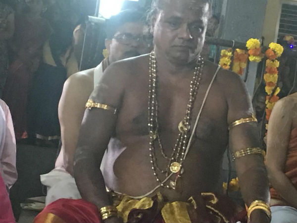 ಮಹಾಪೂಜೆಯ ವೇಳೆ, ದರ್ಶನ ಪಾತ್ರಿ ದೇವರ ಮುಂದೆ ಕೂತಿರುತ್ತಾರೆ