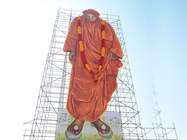 ಸಿದ್ದಗಂಗಾ ಶ್ರೀಗಳ 111 ಅಡಿ ಎತ್ತರದ ಬೃಹತ್ ಕಟೌಟ್