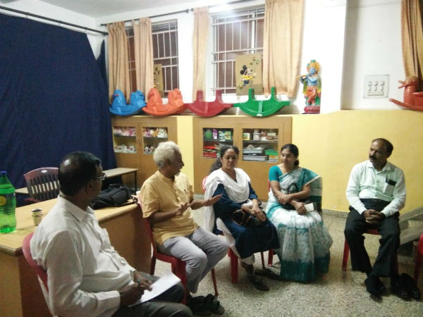 ಶಾಲಾ ಮಕ್ಕಳೊಂದಿಗೆ ಪ್ರತಿಭಟನೆ