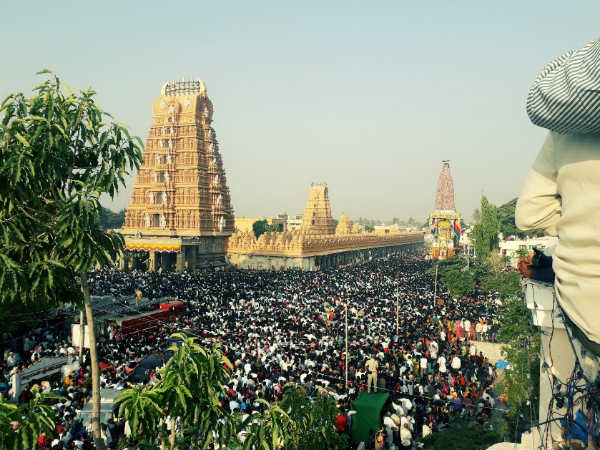 ಹೂವುಗಳಿಂದ ಸಿಂಗಾರಗೊಂಡ ರಥ
