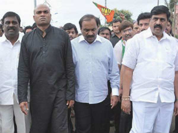 ರೆಡ್ಡಿ ಗುಂಪಿನ ಹಿಡಿತದಿಂದ ಬಳ್ಳಾರಿಯ ತಪ್ಪಿಸುವ ಯತ್ನ