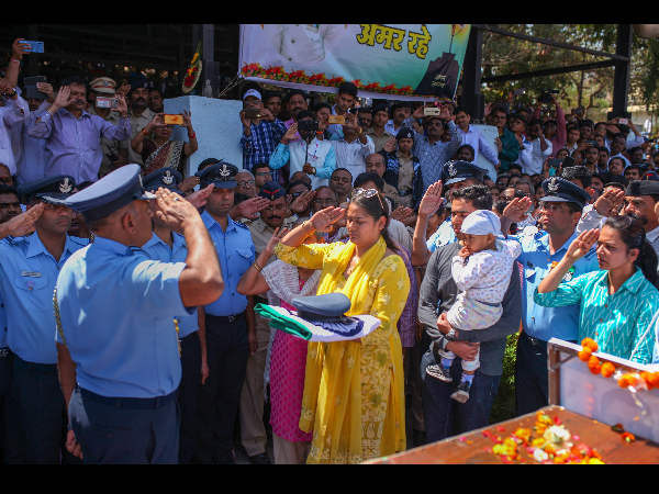 ಘೋಷಣೆ ಕೂಗಬೇಡಿ, ಸೇನೆಗೆ ಸೇರಿ!