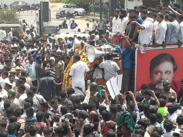ಕಾಂಗ್ರೆಸ್ ಪಕ್ಷದ ಬಾಗಿಲು ತಟ್ಟಿದೆ