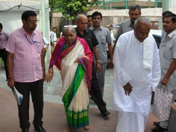 ಚೆನ್ನಮ್ಮ ದೇವೇಗೌಡ ಅವರೇ ಹೆಚ್ಚು ಶ್ರೀಮಂತರು