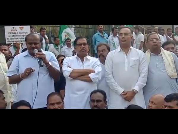 ಆಯುಕ್ತ ಬಾಲಕೃಷ್ಣ ಮೇಲೆ ಫುಲ್ ಗರಂ