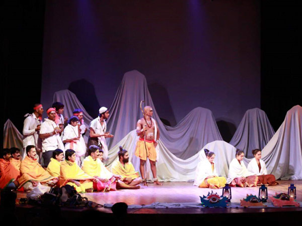 ನಾಟಕ ಪವಾಡದ ಸರಣಿಯನ್ನು ಯಥಾವತ್ತಾಗಿ ನಿರೂಪಿಸಿಲ್ಲ