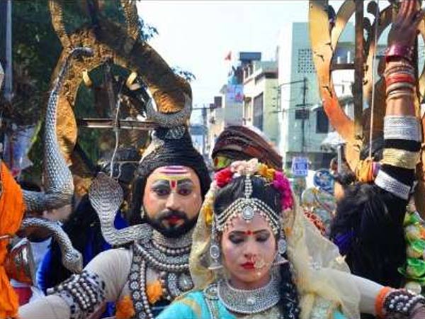 ಶಿವ, ಪಾರ್ವತಿ ವೇಷತೊಟ್ಟು ಗಮನ ಸೆಳೆದ ಕಲಾವಿದರು