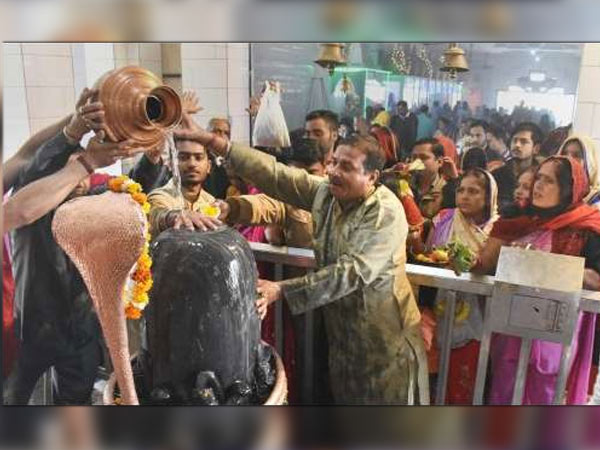ಶಿವಲಿಂಗಕ್ಕೆ ಭಕ್ತಿಯ ಅಭಿಷೇಕ