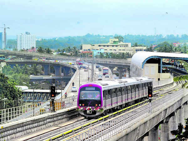 ಹಳಿಗಳಿಗೆ ವಿದ್ಯುತ್ ಪೂರೈಸುವ ಹಳದಿ ಪಟ್ಟಿ ಅಳವಡಿಕೆ