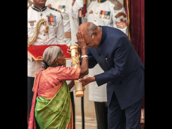 ಕೋವಿಂದ್ ಅಷ್ಟೇ ಗೌರವದಿಂದ ಶಿರಬಾಗಿ ತಿಮ್ಮಕ್ಕನಿಗೆ ನಮಸ್ಕರಿಸಿದರು