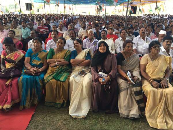 ನಳಿನ್ ಕಟೀಲ್ ಪಿಟೀಲು ಬಾರಿಸುತ್ತಿದ್ದಾರೆ