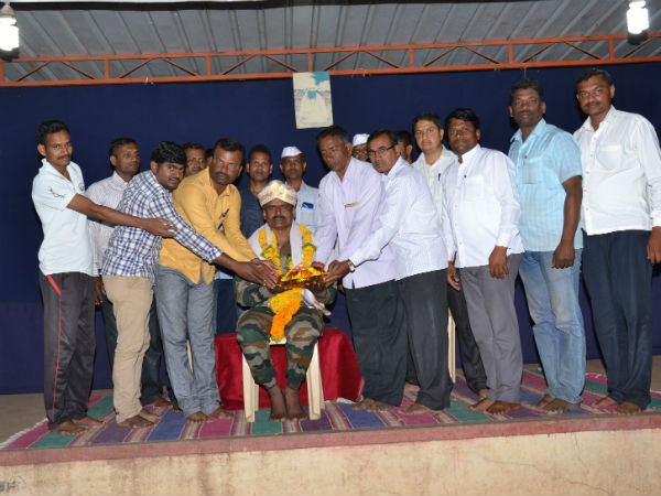 ಊರಿಗೆ ಊರೇ ತೇಲಿಗಾಗಿ ಕಾಯುತ್ತಿತ್ತು