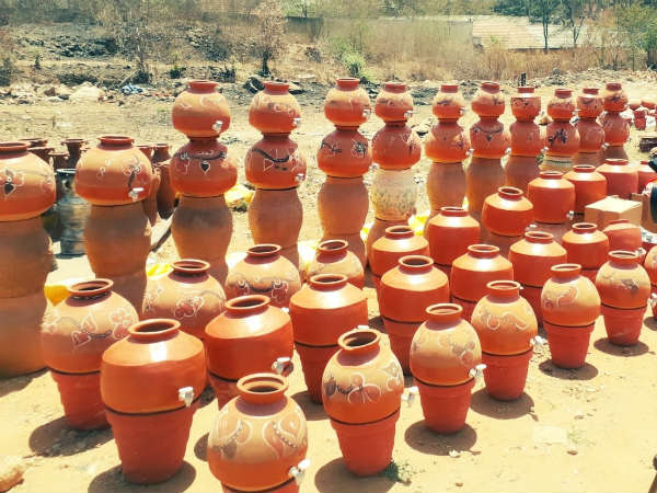 ಮಣ್ಣಿನ ಮಡಿಕೆಗಳ ಮಾರಾಟ