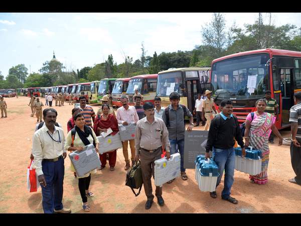 ಮತಗಟ್ಟೆಯತ್ತ ಚುನಾವಣಾ ಸಿಬ್ಬಂದಿಗಳು