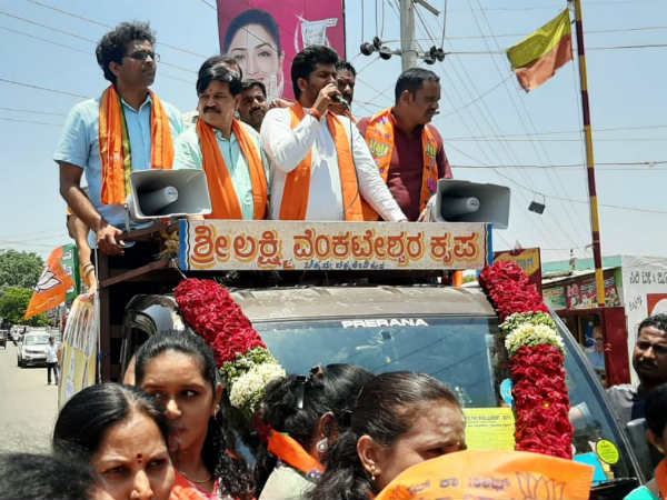 ಒನ್ ಇಂಡಿಯಾ:ಎದುರಾಳಿಗಳು ಕ್ಷೇತ್ರಕ್ಕೆ ನೀವೇನು ಕೊಡುಗೆ ಕೊಟ್ಟಿದ್ದೀರಿ ಎನ್ನುತ್ತಾರಲ್ಲ?
