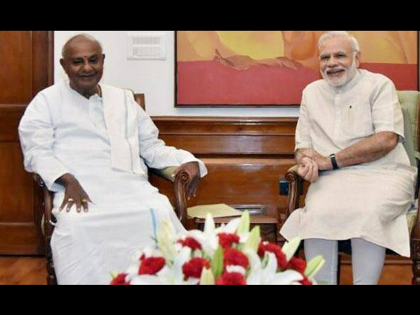ಅಚ್ಚೇದಿನ್ ಅಂತ ಊರೆಲ್ಲಾ ತಿರುಗಾಡುತ್ತಾ ಇದ್ದಾನೆ. ಇವನ ಬಾಯಿಗೆ ಮಣ್ ಹಾಕಾ
