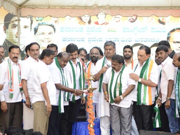 ಸಂವಿಧಾನವನ್ನು ಸುಟ್ಟು ಹಾಕಲು ಕರೆ ನೀಡಿದರು.