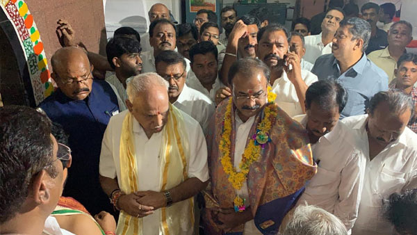 ಈಗಿರುವ ಸರ್ಕಾರ ಖಜಾನೆಯನ್ನು ಲೂಟಿ ಮಾಡುತ್ತಿದೆ