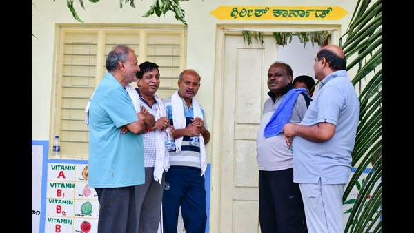 ಆತ್ಮೀಯವಾಗಿ ಬೀಳ್ಕೊಟ್ಟ ಗ್ರಾಮಸ್ಥರು