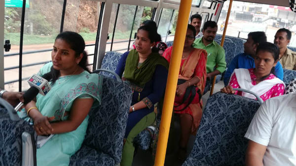 ಬಸ್ನಲ್ಲಿ ಬಂದ ಅಧಿಕಾರಿಗಳು
