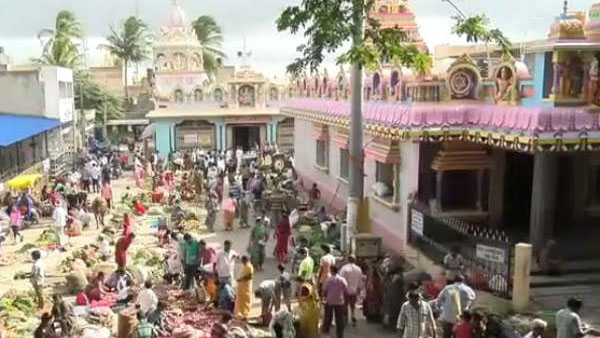 ದೇವಾಲಯದ ಬಳಿ ಸಂತೆ ಹಾಕುತ್ತಾರೆ