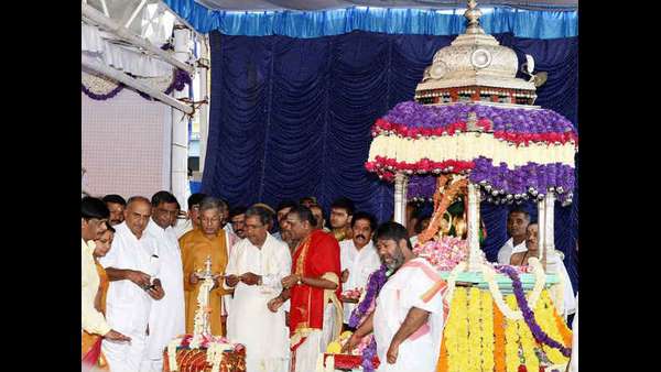 ಚಾಮುಂಡಿ ದೇವಿಯ ವಿಗ್ರಹಕ್ಕೆ ಪುಷ್ಪಾರ್ಚನೆ ಮೂಲಕ ದಸರಾ ಚಾಲನೆ