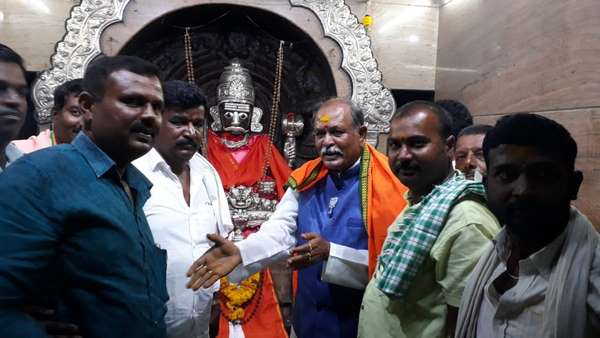 ವೈ ದೇವೇಂದ್ರಪ್ಪ, ಕಾಂಗ್ರೆಸ್ಸಿನ ವಿ ಎಸ್ ಉಗ್ರಪ್ಪ ಅವರನ್ನು ಸೋಲಿಸಿದ್ದರು