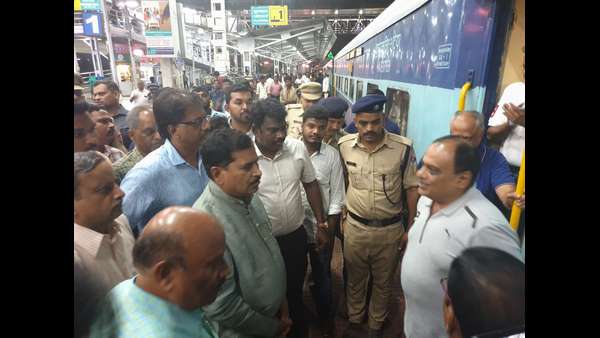 ಮೊದಲ ಬಾರಿಗೆ ಸಂಸದಾರಿಗುವ ಅಂಗಡಿ