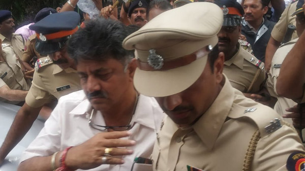 ಎಷ್ಟು ಕಾಲ ಈ ರೀತಿ ಹೋಟೆಲ್ ಹೊರಗಡೆ?