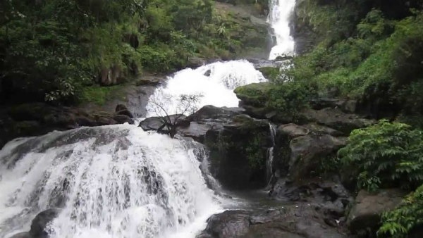 ಎರಡು ಹಂತದಲ್ಲಿ ಧುಮುಕುವ ಜಲಧಾರೆ