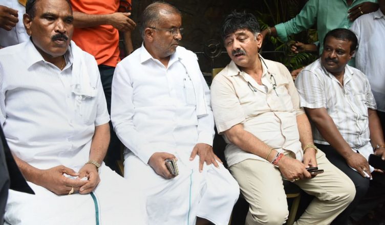 ಡಿ ಕೆ ಶಿವಕುಮಾರ್ ಮುಂಬೈನಲ್ಲಿ ಹೊಟೇಲ್ ಮುಂದೆ ಕೂತಿದ್ದು