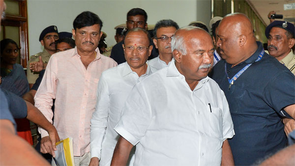 ನೆಪ ಹೇಳುತ್ತಿರುವ ದೋಸ್ತಿ ಸರ್ಕಾರಕ್ಕೆ ಬ್ರೇಕ್ ಹಾಕುತ್ತಾ