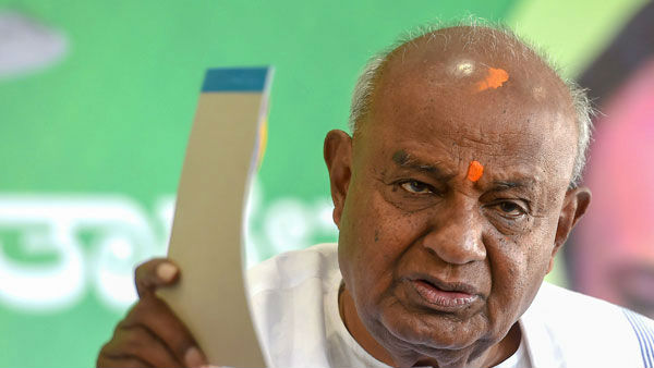 ಸಂತ್ರಸ್ತರ ನೆರವಿಗೆ ದೇಣಿಗೆ ನೀಡಿದ ದೇವೇಗೌಡ