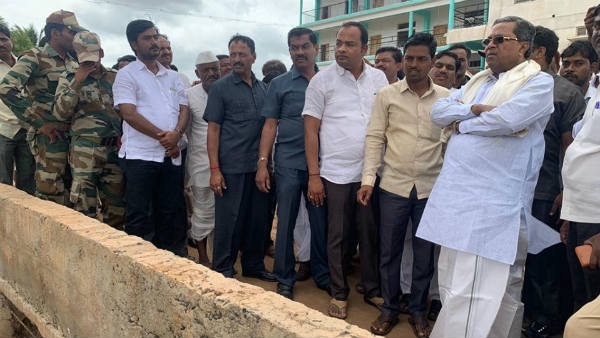 ಜನರ ನಡುವೆ ಇರುವ ನಾಯಕ