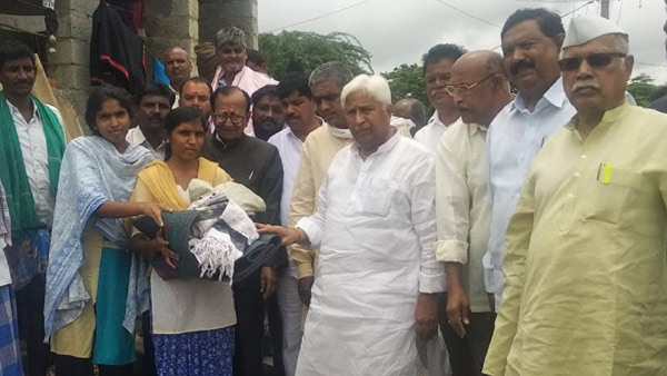 ಪ್ರವಾಹ ಪೀಡಿತ ಜನರಿಗೆ ದಿನಬಳಕೆಯ ವಸ್ತು ವಿತರಣೆ