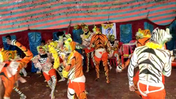 ಪೂಜೆ ಸಲ್ಲಿಸಿ ವೇಷಧಾರಿಗಳ ನಗರ ಸಂಚಾರ
