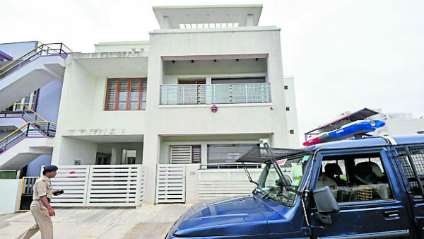ಭೂಗತಲೋಕದ ಹೆಸರು ಥಳಕು