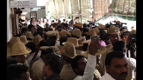 ಒಂದೆಡೆ ಕಾಂಗ್ರೆಸ್, ಇನ್ನೊಂದೆಡೆ ಬಿಜೆಪಿ