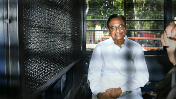ಒಂದು ಬಾರಿಗೆ ಒಬ್ಬರನ್ನೇ ಭೇಟಿ ಮಾಡಲು ಅವಕಾಶ