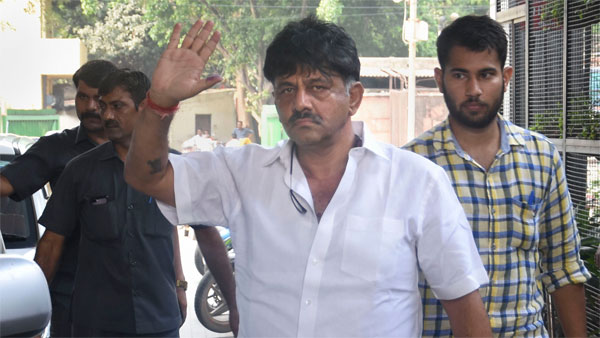 ಸತತ ಎರಡು ಗಂಟೆಗಳ ಕಾಲ ತೀವ್ರ ನಿಗಾ ಘಟಕದಲ್ಲಿದ್ದರು