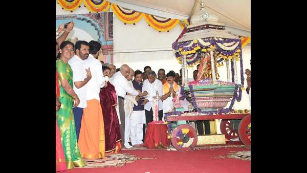 ದಸರೆಗೆ ಬಂದ ಗಣ್ಯರ ದಂಡು
