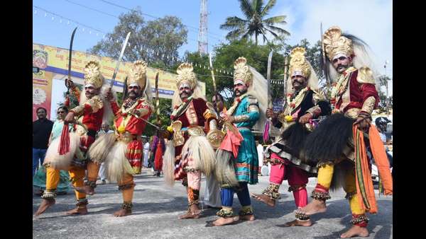 ಕಲಾ ತಂಡಗಳೊಂದಿಗೆ ದೊರೆತ ಸ್ವಾಗತ