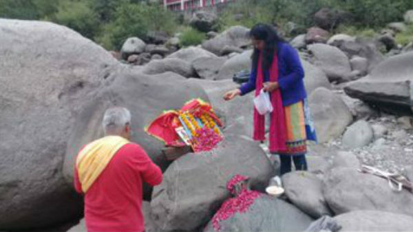 ವೆಂಕಟರಾಮನ್ ಮತ್ತು ಸುಜಾತಾ ದಂಪತಿಯಿಂದ ಪೂಜೆ