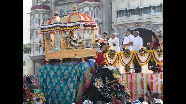 ಚಾಮುಂಡೇಶ್ವರಿಯನ್ನು ಹೊತ್ತ ಅಂಬಾರಿ ವಾಲಿತ್ತು