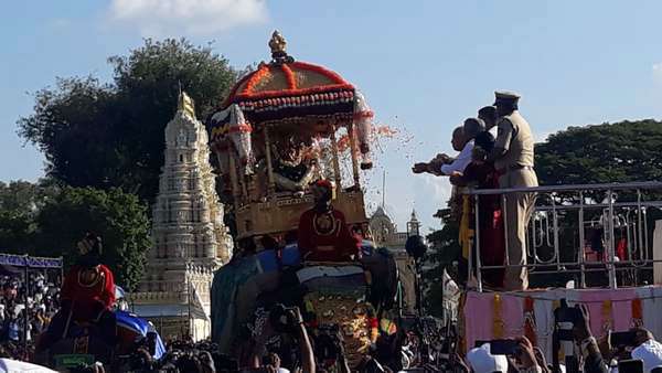 ಹಗ್ಗದಲ್ಲಿ ಬ್ಯಾಲನ್ಸ್ ಮಾಡಿಕೊಂಡು ಸಾಗಲಾಯಿತು