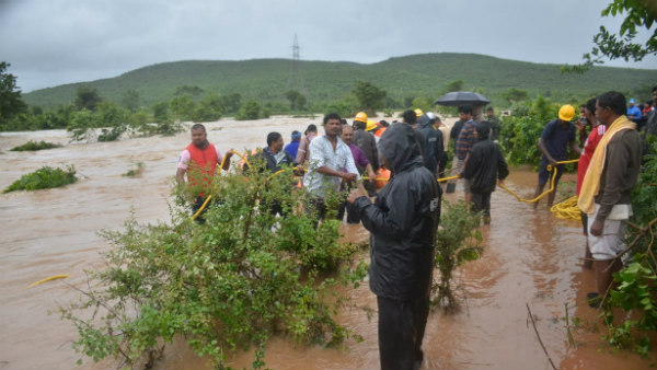ಸೀರೆ ಅಡ್ಡಗಟ್ಟಿ ಸ್ನಾನ