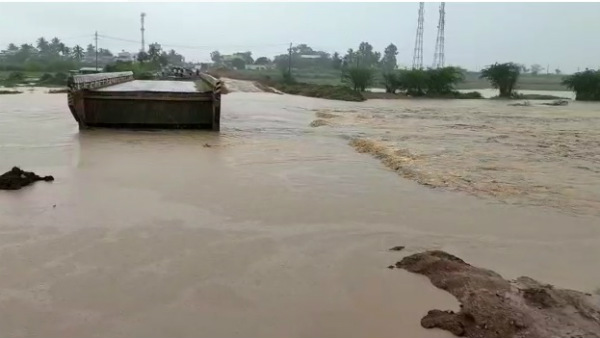 ಇನಾಮಹೊಂಗಲ ಬಳಿಯ ಸೇತುವೆ ಮುಳಗಡೆ