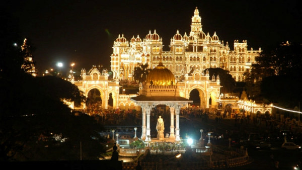 ಪಂಜಿನ ಕವಾಯತಿನೊಂದಿಗೆ ದಸರಾಕ್ಕೆ ತೆರೆ